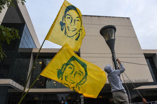 Banderas con la imagen de Bocacha frente al Centro de Justicia Penal