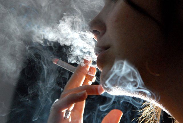 Inglaterra prohíbe vender cigarrillos a quienes hayan nacido después de 2008