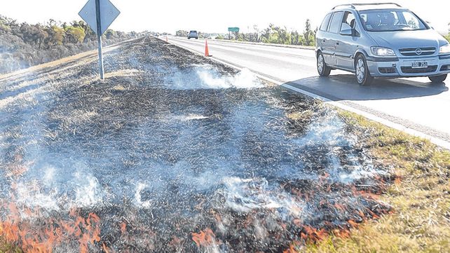 fuego. Las llamas suelen observarse a la vera de la ruta que une a la ciudad con Victoria.