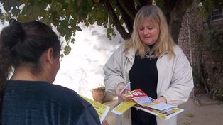 La concejal Pérez repartiendo boletas del Pro.&nbsp;
