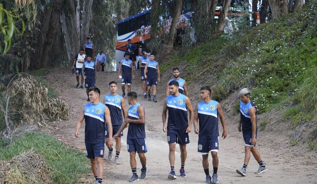 Central en Chile: los jugadores dan una mano también fuera de la cancha