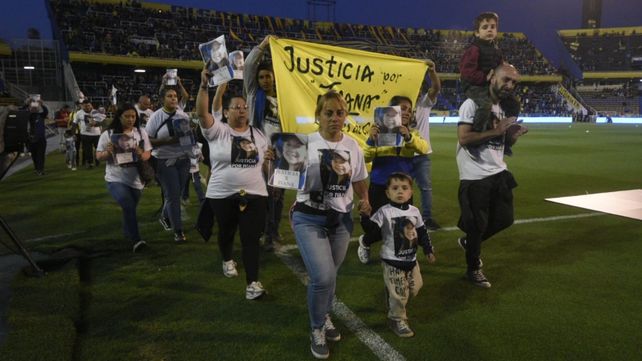Los familiares de Ivana Garcilazo llevaron su pedido de justicia al mismo césped del Gigante.