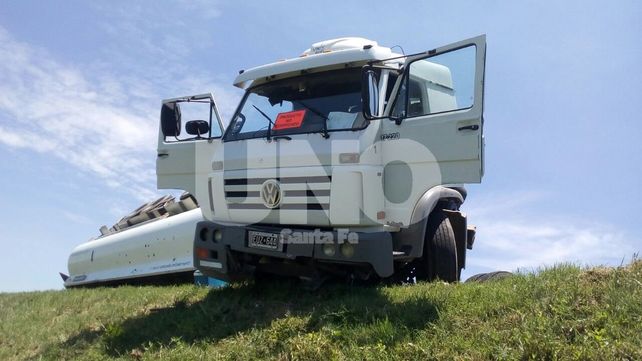 Perdió el control del camión y volcó: no hubo heridos de milagro