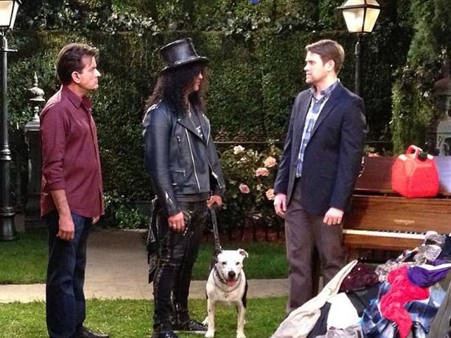 Slash actuó para la serie de Charlie Sheen