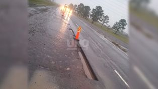 Un bache en la autopista provocó la rotura de un importante número de autos