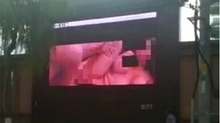 Debía monitorear publicidad callejera y emitió un video porno en pantalla gigante