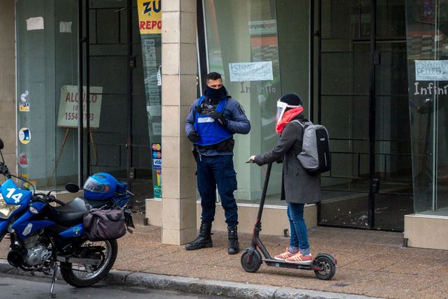 Más personas se suman al uso de monopatines pero no están regulados en Paraná. Una normativa nacional espera adhesión en Provincia y el municipio