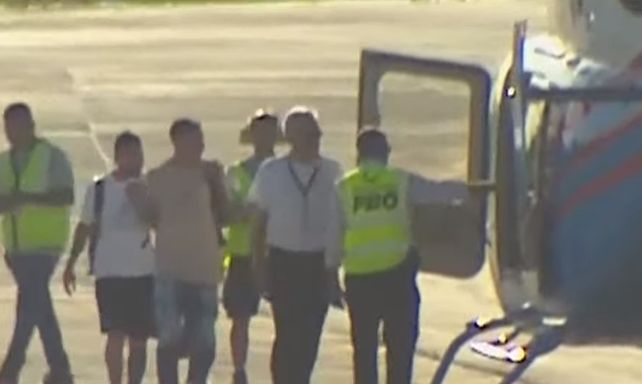 Lionel Messi y Angel Di María ya dejaron el avión y se suben al helicóptero que los depositó en un country de Funes.&nbsp;