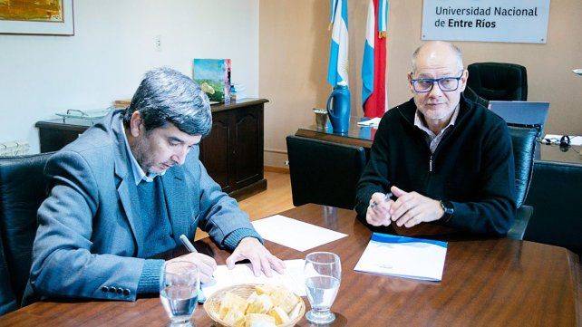 Adrián Fuertes y And´res Sabella firman el acuerdo entre UNER y el municipio de Villaguay establece un canal de cooperación para coordinar actividades de formación y capacitación&nbsp;