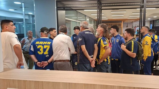 Los hinchas de Central en busca de respuestas en el Aeropuerto de Rosario