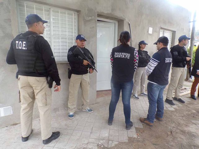 In situ. La policía llegó a un domicilio de avenida Mármol.&nbsp;