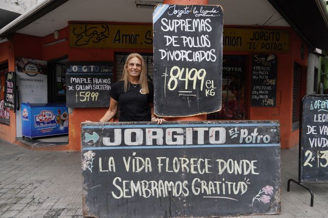 Herencia. La hija de Jorgito iza la bandera que le entregó el Concejo.&nbsp;