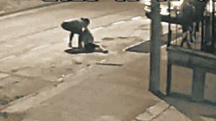 Delincuentes abordaron a una mujer al salir de su casa para robarle sus pertenencias y el nene se abalanzó sobre ellos. Ocurrió en Córdoba