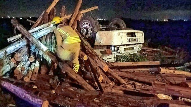 Dos fallecidos tras vuelco de camión en rotonda de Ruta Nº26