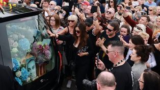 Multitudinaria despedida a Sinéad OConnor en su funeral en Irlanda