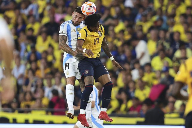 Nicolás Otamendi se exige al máximo para ganar por arriba. Por su expulsión, Argentina se quedó con uno menos.