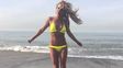 con sensuales movimientos, britney spears mostro su espectacular figura en bikini