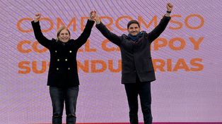 El precandidato a gobernador realizó el cierre de campaña desde un campo en Armstrong.