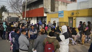 La gente espera frente a unos de los centros de distribución Conin.