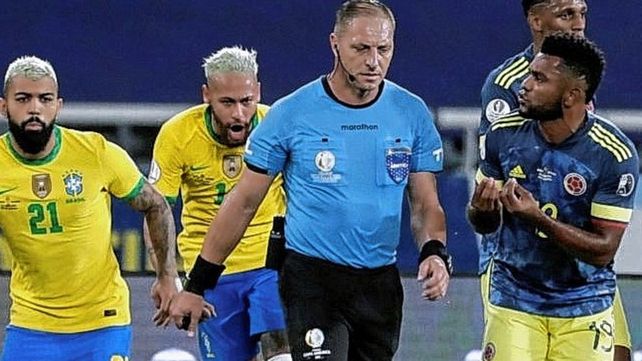 El misionero Néstor Pitana recibió el apoyo de Conmebol por convalidar el gol del empate a Brasil ante Colombia.&nbsp;