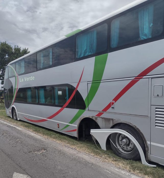 Al micro de la empresa La Verde se le zafó una rueda. Ese neumático le pegó a un camión que venía de frente.