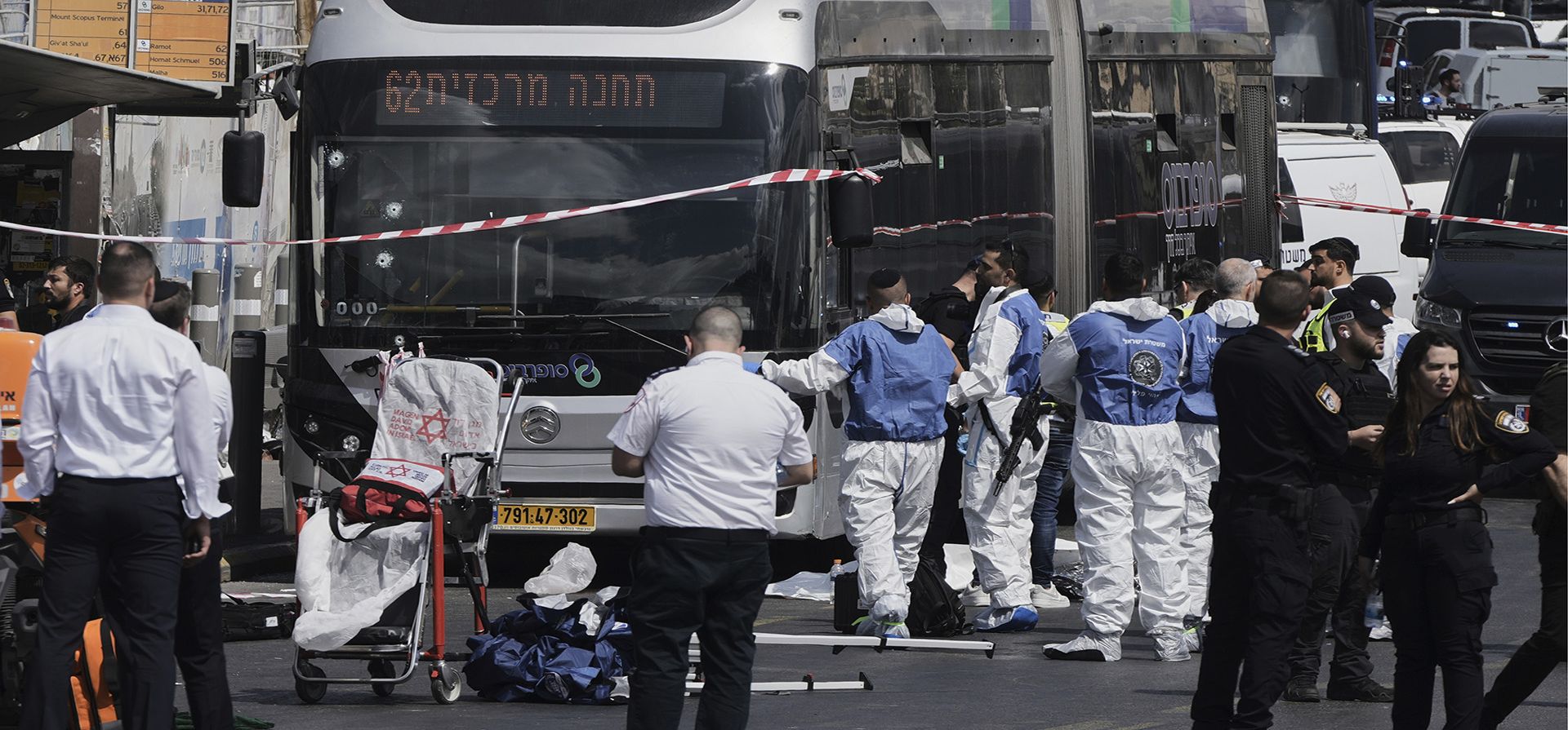 La policía israelí y los equipos de rescate inspeccionan el lugar de un tiroteo perpetrado por dos palestinos armados, en el que murieron varias personas y otras resultaron heridas en una parada de autobús en Jerusalén, el lunes 8 de septiembre de 2025. (Foto AP/Mahmoud Illean)