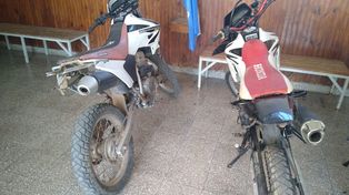 Las dos motos Honda Tornado 250 secuestradas por la policía en Alcorta.