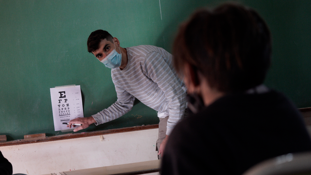 Médicos de la UNR durante una de sus visitas a El Espinillo para conocer los efectos que el humo de los incendios en las islas tuvo sobre la salud de los habitantes.