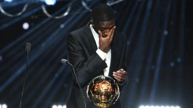 La emoción de Dembélé al recibir el trofeo.