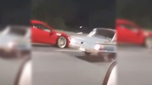 Imprudente y peligrosa picada entre un Falcon y una Ferrari en plena General Paz
