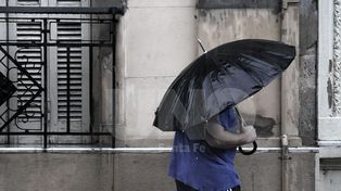 La lluvia trajo el alivio y se mantiene vigente un alerta por tormentas fuertes