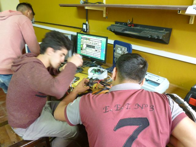 Alumnos secundarios están convirtiendo un vehículo utilitario con motor diesel   en otro eléctrico que será autosustentable