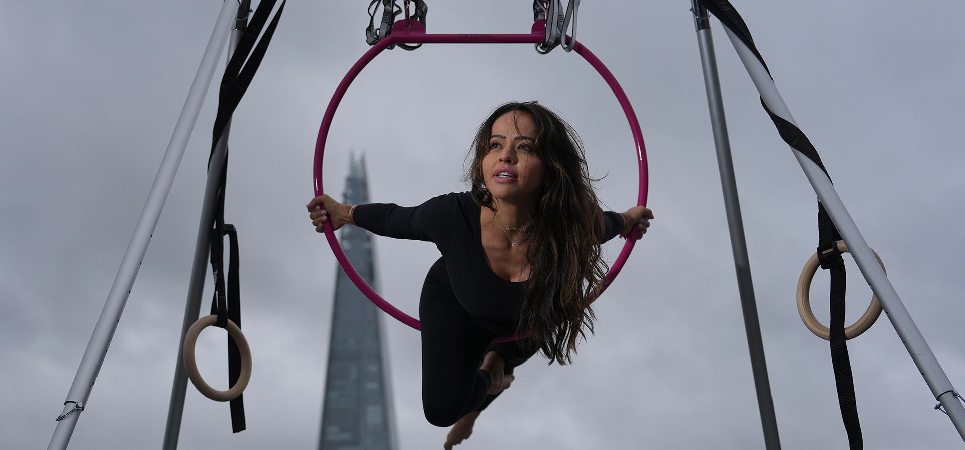 Juliana Campos, especialista en movimiento brasileño y Pilates, realiza una demostración durante una presentación para la prensa en The Deck, en Londres, antes del lanzamiento de lo que los organizadores describen como la primera práctica privada e individual de Pilates Acrobático del Reino Unido, el martes 13 de octubre de 2026. (Foto AP/Kin Cheung) Juliana Campos, especialista en movimiento brasileño y Pilates, realiza una demostración durante una presentación para la prensa en The Deck, en Londres, antes del lanzamiento de lo que los organizadores describen como la primera práctica privada e individual de Pilates Acrobático del Reino Unido, el martes 13 de octubre de 2026. (Foto AP/Kin Cheung)