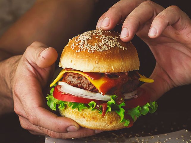 La forma correcta de comer una hamburguesa