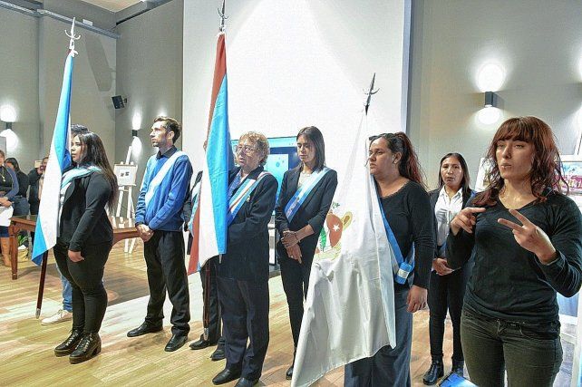 Se entrenaron diplomas a trabajadores de la Municipalidad de Paranpa que concluyeron estudios secundarios.