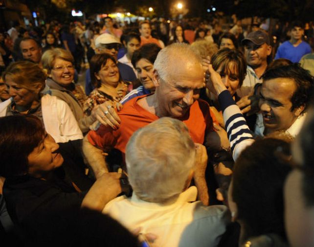 Euforia. Los festejos de los simpatizantes y del intendente De Grandis