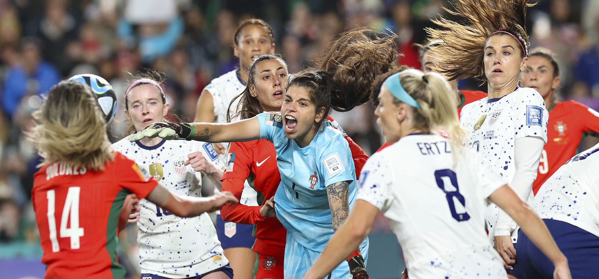 La arquera de Portugal, en el centro, despeja el balón con un puñetazo durante el partido de fútbol del Grupo E de la Copa Mundial Femenina entre Estados Unidos y Portugal en Auckland, Nueva Zelanda, el martes 1 de agosto de 2023. (Foto AP/Rafaela Pontes) La arquera de Portugal, en el centro, despeja el balón con un puñetazo durante el partido de fútbol del Grupo E de la Copa Mundial Femenina entre Estados Unidos y Portugal en Auckland, Nueva Zelanda, el martes 1 de agosto de 2023. (Foto AP/Rafaela Pontes)