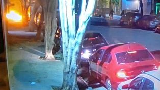 Encapuchados atacaron con bombas molotov el edificio del diario Clarín
