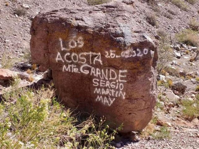 La roca que fue vandalizada en el sitio histórico de Picheuta
