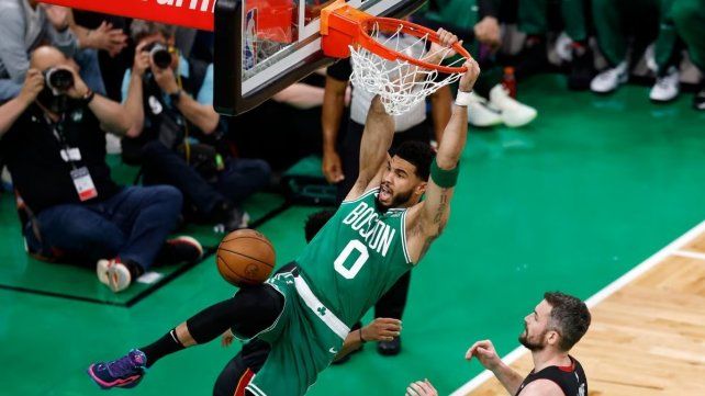 Boston volvió a vencer a Miami y quedó a un triunfo de igualar la serie final del Este