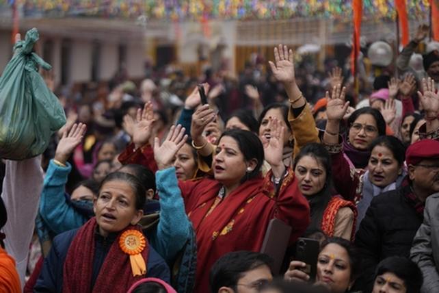 Los fieles hinduistas se reunieron en todo el pa&iacute;s para ver por pantallas gigantes la transmisi&oacute;n de la ceremonia.