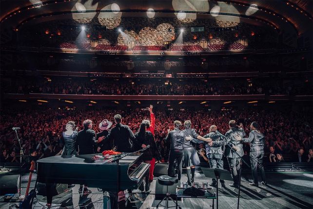 Fito Páez y Elvis Costello cantaron juntos en Nueva York  Yo vengo a ofrecer mi corazón