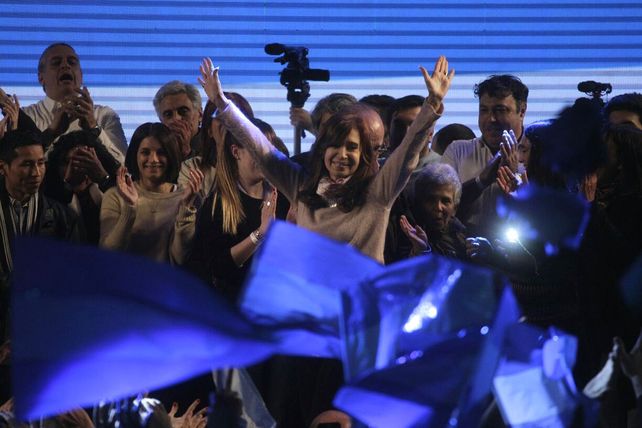Madrugada feroz. Montaron un show para el prime time. Ofenden a la democracia