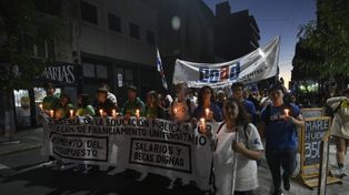 Universitarios participaron de marcha de las antorchas por la ley de financiamiento