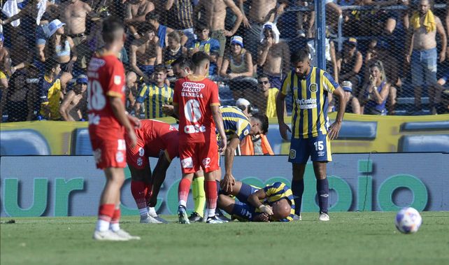 Quintana se revuelca del dolor tras el tremendo pisotón de Sporle. El defensor sufrió un esguince de tobillo.