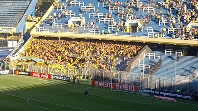 Hinchas auriazules arrojan las vallas de la tribuna alta de Génova hacia donde estaban los de Peñarol.