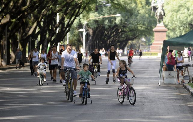 Miles de rosarinos se vuelcan los domingos por la mañana a la calle recreativa. (Foto de archivo)