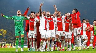 Lisandro Martínez, con el número 21, celebra una nueva conquista del Ajax.&nbsp;