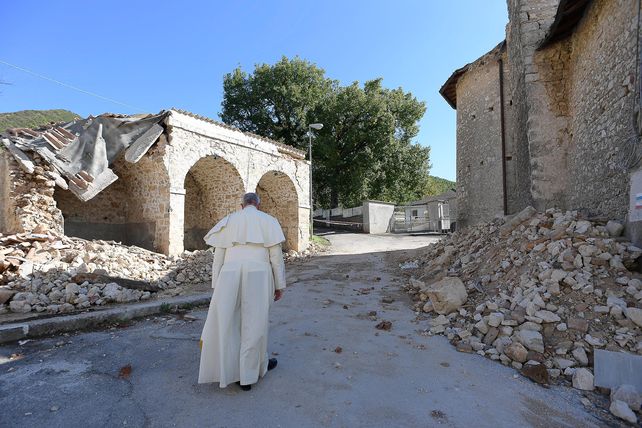 El Papa Francisco llegó de sorpresa a Amatrice y hubo un sismo