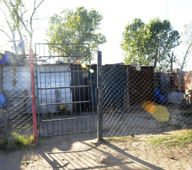 pobreza. El episodio se desarrolló en esta humilde vivienda de zona sur que construía el padrastro de Ian Almada.